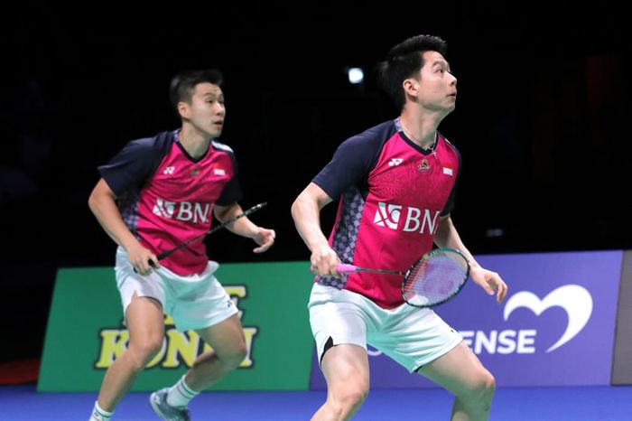 Pasangan ganda putra Indonesia, Marcus Fernaldi Gideon/Kevin Sanjaya Sukamuljo, saat menghadapi Aaron Chia/Soh Wooi Yik dari Malaysia pada babak semifinal Denmark Open 2022 di Jyske Bank Arena, Odense, Denmark, Sabtu (22/10/2022)