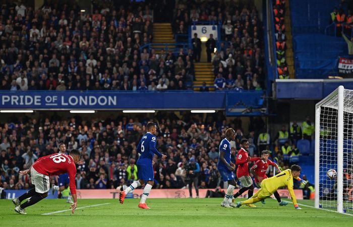 Gol telat Casemiro selamatkan Manchester United dari kekalahan melawan Chelsea di Stamford Bridge.