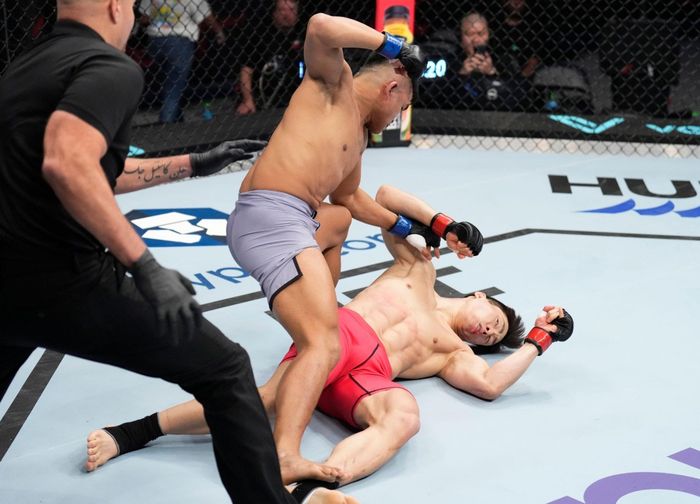 Aksi petarung asal Indonesia, Jeka Saragih menghadapi Ki Won-bin pada Road to UFC, Minggu (23/10/2022)