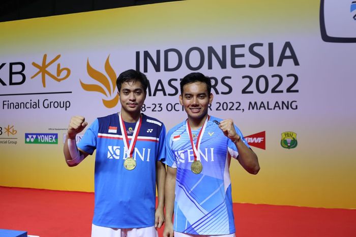 Rahmat Hidayat (kiri) saat menjuarai Indonesia Masters 2022 super 100 bersama Pramudya Kusumawardana (kanan)