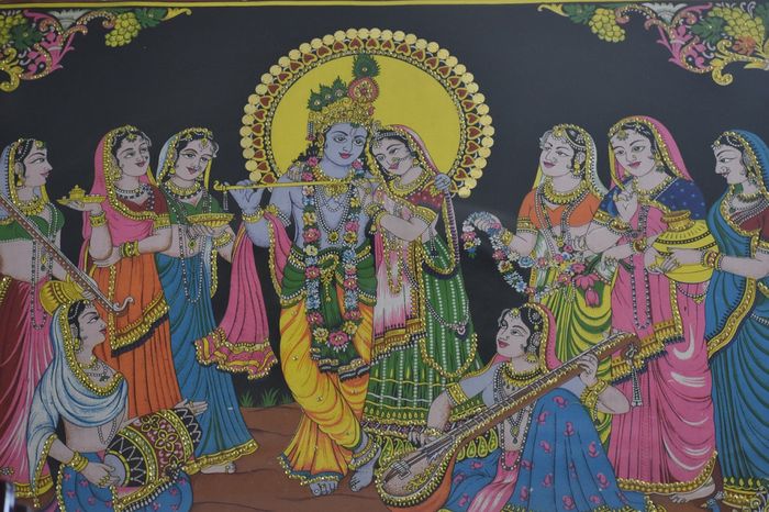 Dewa Krishna menyelamatkan 16.100 wanita dari cengkeraman iblis Narakasura.