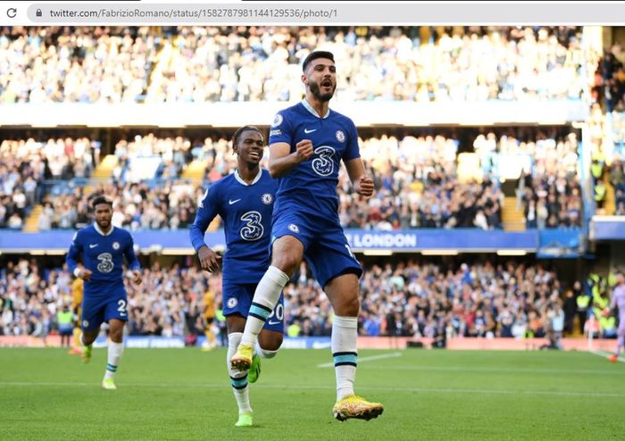 Penyerang Chelsea, Armando Broja, merayakan gol ke gawang Wolverhampton Wanderers pada matchday 10 Liga Inggris 2022-2023 di Stadion Stamford Bridge, Sabtu (8/10/2022).