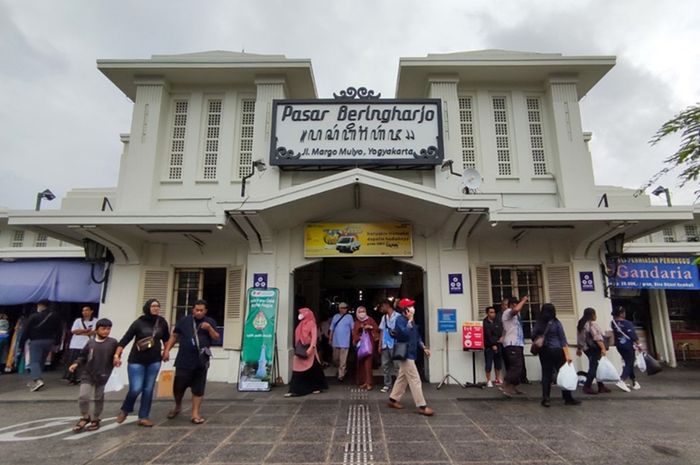 Pasar Beringharjo merupakan salah satu pasar tradisional tertua di Yogyakarta.