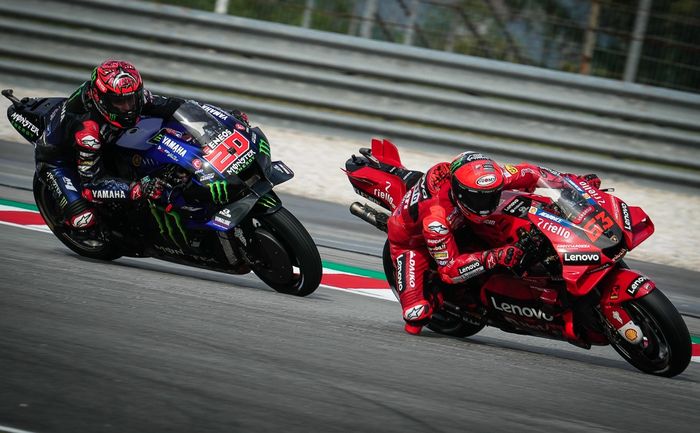 Fabio Quartararo (Monster Energy Yamaha) dan Francesco Bagnaia (Ducati Lenovo Team) pada balapan seri ke-19 MotoGP Malaysia 2022 di Sirkuit Sepang, Minggu (23/10/2022).