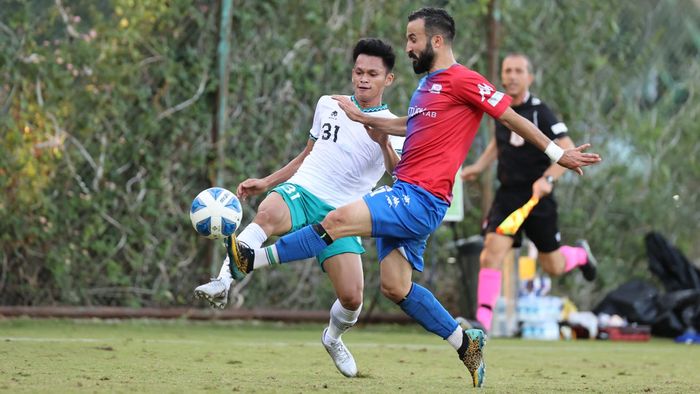 Pemain timnas U-20 Indonesia, Muhammad Dzaky (kiri), sedang berebut bola saat uji coba melawan Cakallikli Spor di Lapangan Kempinski Hotel Football, Antalya, Turki, 24 Oktober 2022.