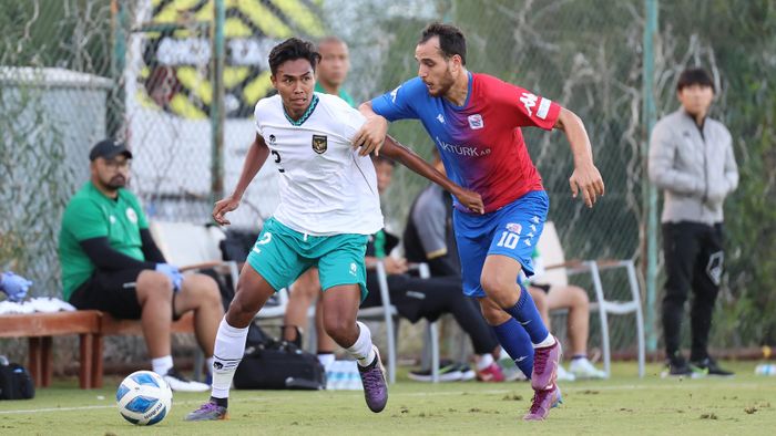 Bek timnas U-20 Indonesia, Ahmad Rusadi (kiri), sedang menguasai bola saat uji coba melawan Cakallikli Spor di Lapangan Kempinski Hotel Football, Antalya, Turki, 24 Oktober 2022.