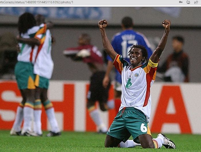 Alio Cisse (kanan) saat merayakan keberhasilan timnas Senegal mengalahkan timnas Prancis di babak grup Piala Dunia 2002.