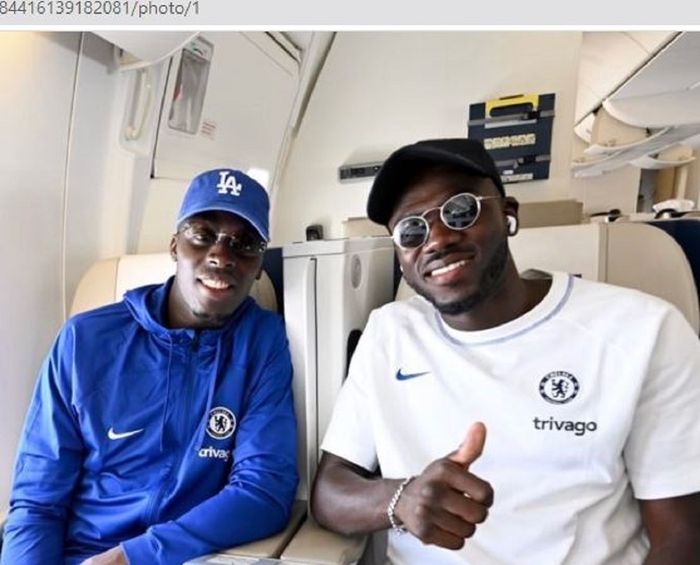 Edouard Mendy (kiri) berfoto bersama Kalidou Koulibaly mengenakan seragam Chelsea.