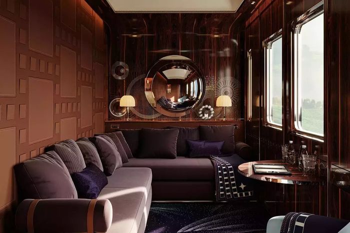 Suasana salah satu gerbong kereta api Orient Express yang akan beroperasi tahun 2025 mendatang.