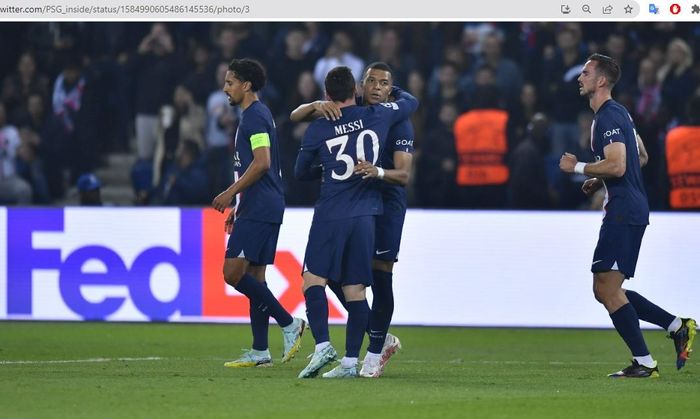 Lionel Messi dan Kylian Mbappe merayakan gol untuk PSG yang dicetak ke gawang Maccabi Haifa dalam matchday 5 babak penyisihan Grup H Liga Champions 2022-2023 di Stadion Parc des Princes, Selasa (25/10/2022).