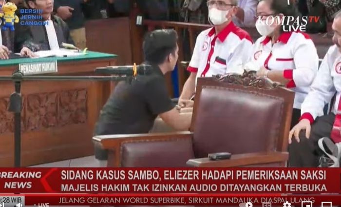 Bharada E bersimpuh dan mencium tangan orang tua Brigadir J. 