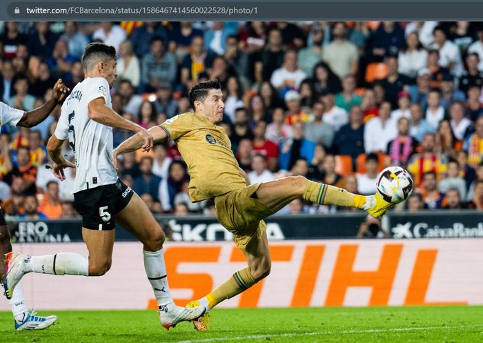 Robert Lewandowski mencetak gol tunggal kemenangan Barcelona atas Valencia.