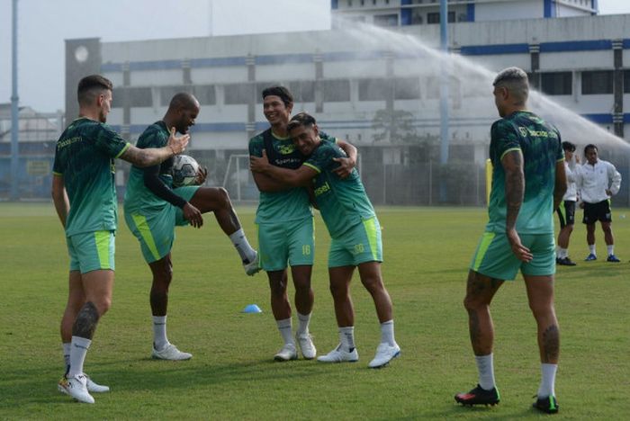 Persib Bandung menggelar latihan perdana usai diliburkan.