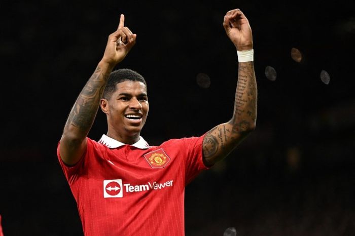 Gaya selebrasi Marcus Rashford usai menjebol gawang West ham United pada laga Liga Inggris 2022-2023.