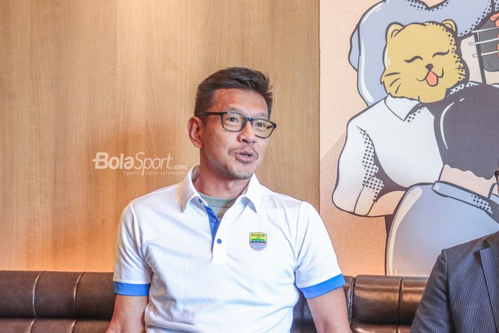 Direktur PT Persib Bandung Bermartabat, Teddy Tjahjono, saat sedang memberikan keterangan kepada awak media di Maikeru, Senayan, Jakarta, 1 November 2022.