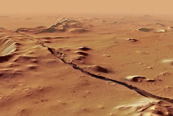 Salah satu rekahan sistem Cerberus Fossae yang membelah perbukitan dan kawah di planet Mars, menunjukkan usia relatif mereka.