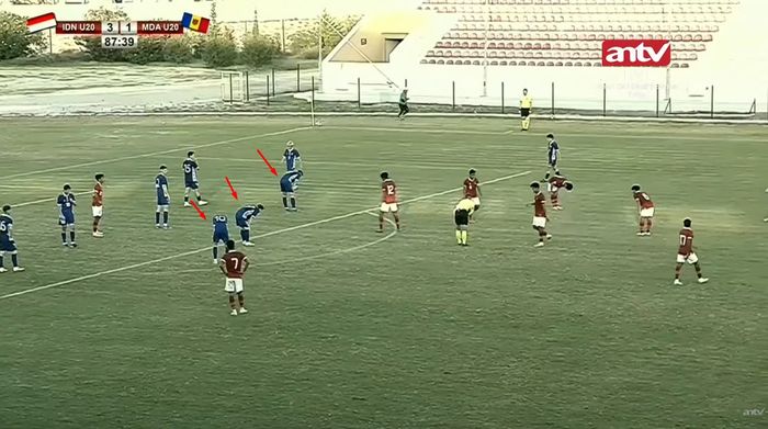 Pemain Moldova tak berdaya meladeni timnas Indonesia U-20 di menit akhir (1/11/2022). 