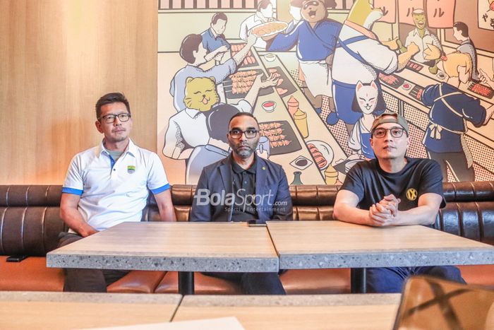 (Dari kiri ke kanan) Teddy Tjahjono selaku Direktur PT Persib Bandung Martabat, Suresh Letchmanan sebagai Managing Director Borussia Dortmund, dan Arif Wicaksono selaku CEO Nine Sport di Maikeru, Senayan, Jakarta, 1 November 2022.