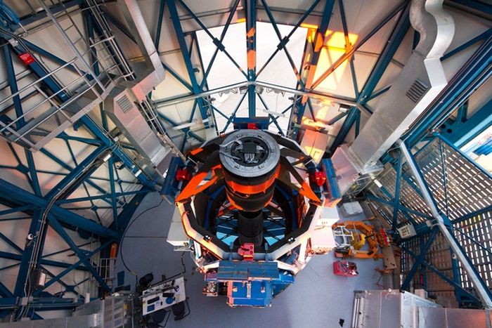 Teleskop Survei VLT (VST) di Cerro Paranal. VST adalah teleskop canggih setinggi 2,6 meter yang dilengkapi dengan OmegaCAM, kamera monster 268 megapiksel CCD dengan bidang pandang empat kali luas bulan purnama. Ini akan mengamati langit cahaya tampak.