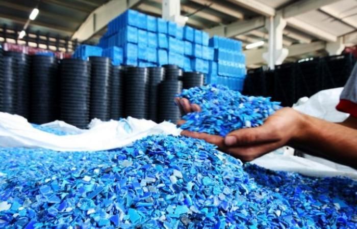 PVC biasanya mengandung banyak pemlastis, yang mencemari segala sesuatu di aliran daur ulang.