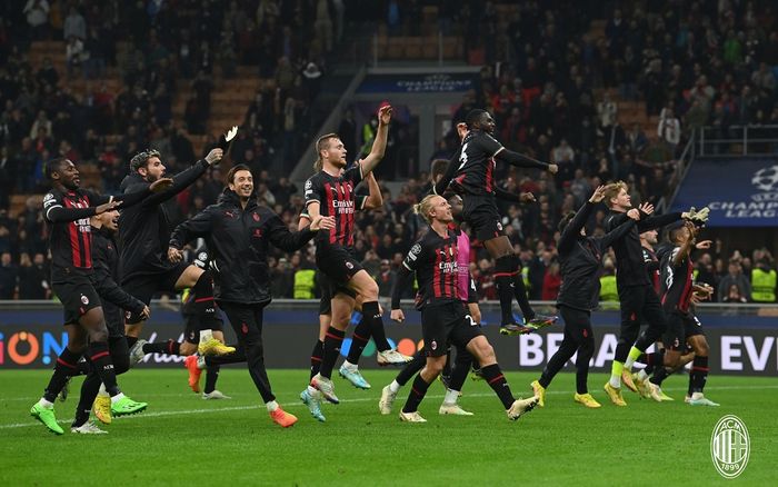 Para pemain AC MIlan merayakan kelolosan mereka ke babak 16 besar Liga Champions 2022-2023.