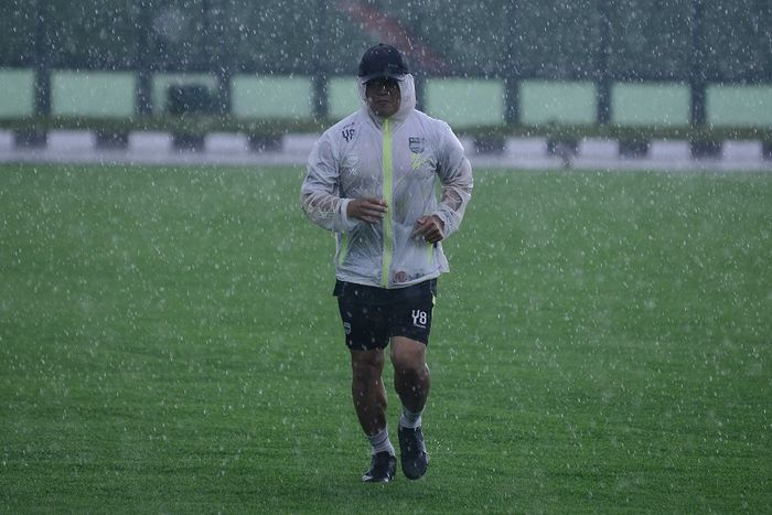 Pelatih fisik Persib Bandung, Yaya Sunarya, pada sesi latihan di Stadion Siliwangi pada Rabu (2/11/2022)