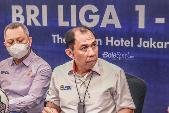 Komisaris Utama PT LIB (Liga Indonesia Baru), Juni Rachman (kanan), saat menghadiri sesi jumpa pers di Hotel Sultan, Senayan, Jakarta, 4 November 2022.