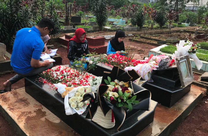 Fadly, Fuji, dan Rebecca juga ziarah di makam Vanessa dan Bibi pada peringatan satu tahun kematian keduanya