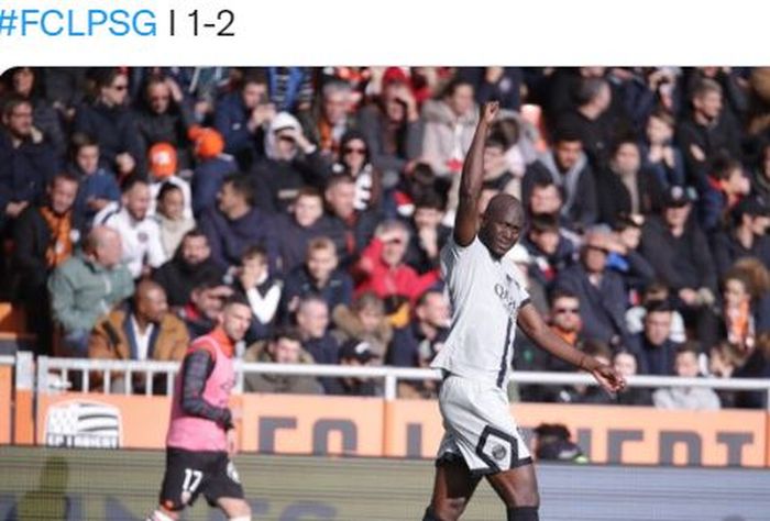 Bek Paris Saint-Germain, Danilo Pereira, merayakan gol ke gawang Lorient dalam laga Liga Prancis di Stadion Le Moustoir, Minggu (6/11/2022).