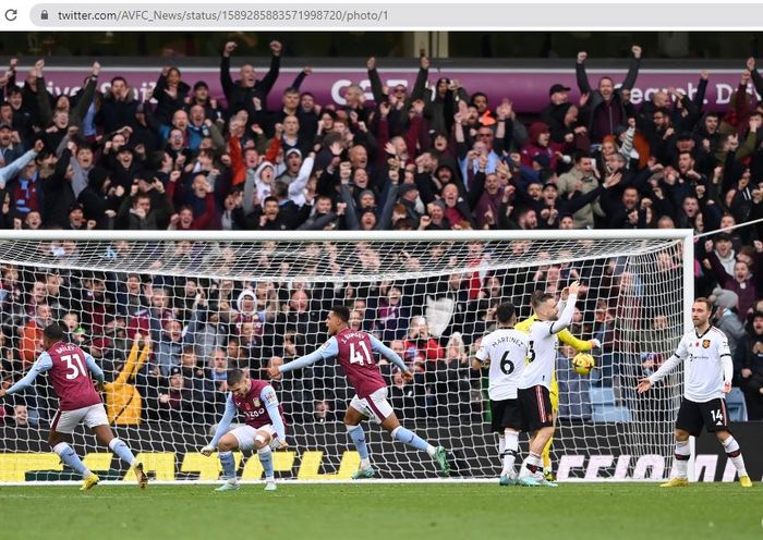 Ekspresi kecewa para pemain Manchester United setelah Jacob Ramsey mencetak gol untuk Aston Villa ke gawang David de Gea dalam matchday 15 Liga Inggris 2022-2023 di Stadion Villa Park, Minggu (6/11/2022).