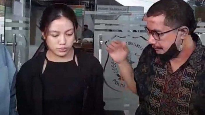 Anak sulung artis Nikita Mirzani, Laura Meizani Nasseru Arsy atau Loli menjenguk ibunya di Rumah Sakit Bhayangkara