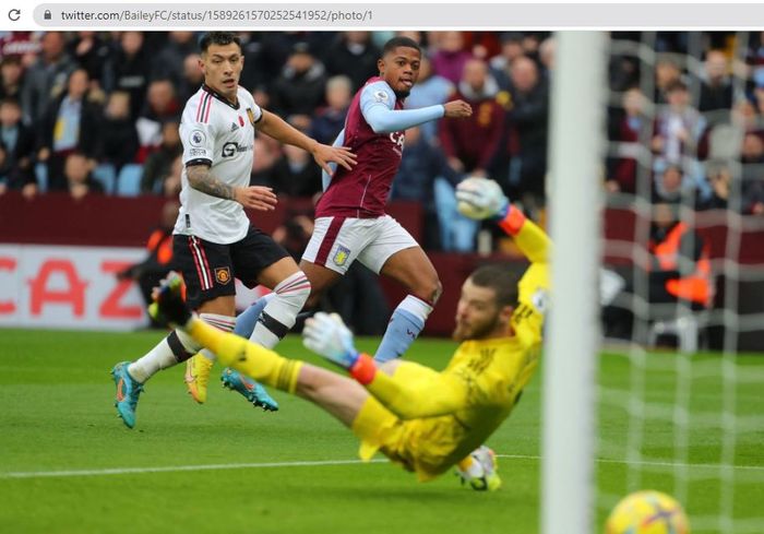 Winger Aston Villa, Leon Bailey, mencetak gol ke gawang Manchester United dalam matchday 15 Liga Inggris 2022-2023 di Stadion Villa Park, Minggu (6/11/2022).