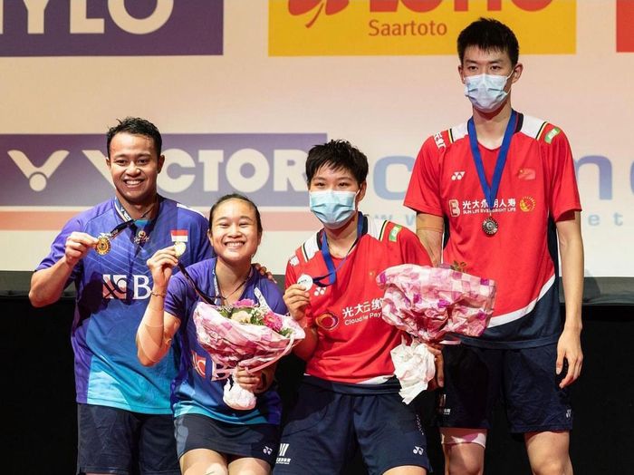 Pasangan ganda campuran Indonesia, Rehan Naufal Kusharjanto/Lisa Ayu Kusumawati (kiri), menjadi juara pada ajang Hylo Open 2022.