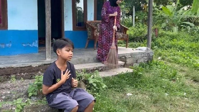 Farel Prayoga di depan rumah sebelum di renovasi