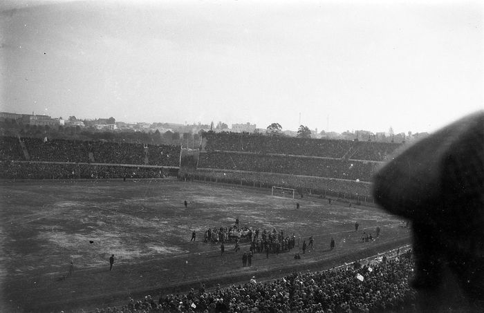 Tempat berlangsungnya partai final edisi perdana Piala Dunia 1930 di Estadio Centenario, Uruguay.