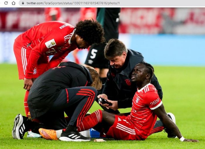 Sadio Mane (kanan terduduk) mendapatkan perawatan saat Bayern Muenchen bertemu Werder Bremen pada partai pekan ke-14 Bundesliga 2022-2023, Rabu (9/11/2022).