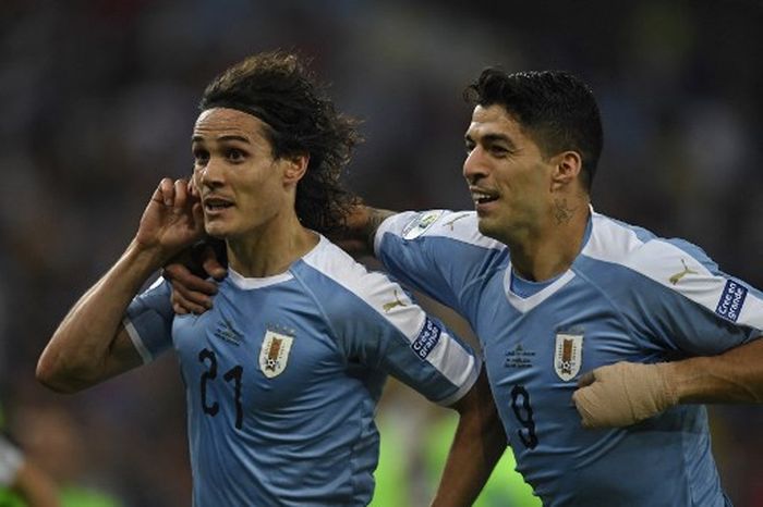 Luis Suarez (kanan) dan Edinson Cavani saat membela timnas Uruguay (24/6/2019). Suarez dan Cavani akan memainkan Piala Dunia terakhirnya di Qatar 2022.