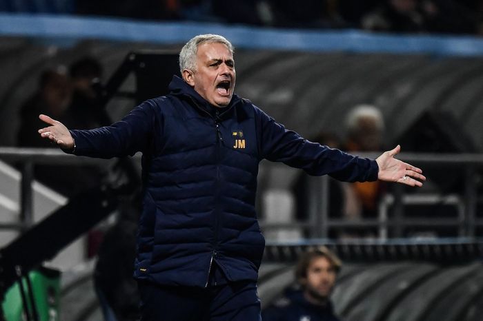 Ekspresi Jose Mourinho dalam duel Liga Italia Sassuolo vs AS Roma di Citta del Tricolore, Reggio Emilia (9/11/2022).