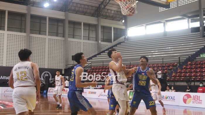 Suasana pertandingan perempat final IBL Indonesia Cup 2022, Prawira Harum Bandung menghadapi Bima Perkasa Yogyakarta  di GOR Sritex Arena, Surakarta, Jawa Tengah, pada Kamis, 10 November 2022