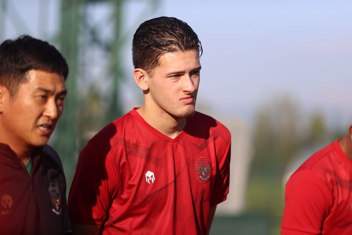 Calon pemain naturalisasi Indonesia, Justin Hubner, berlatih bersama timnas U-20 Indonesia di Turki