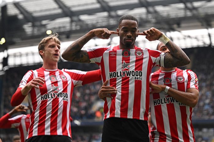 Ivan Toney merayakan golnya dalam duel Liga Inggris antara Manchester City vs Brentford di Etihad Stadium (12/11/2022).