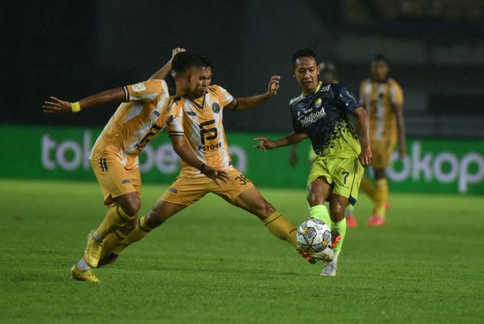 Aksi Beckham Putra Nugraha saat membela Persib Bandung melawan Bekasi City FC pada laga uji coba di Stadion Gelora Bandung Lautan Api (GBLA), Bandung, Sabtu (12/11/2022).