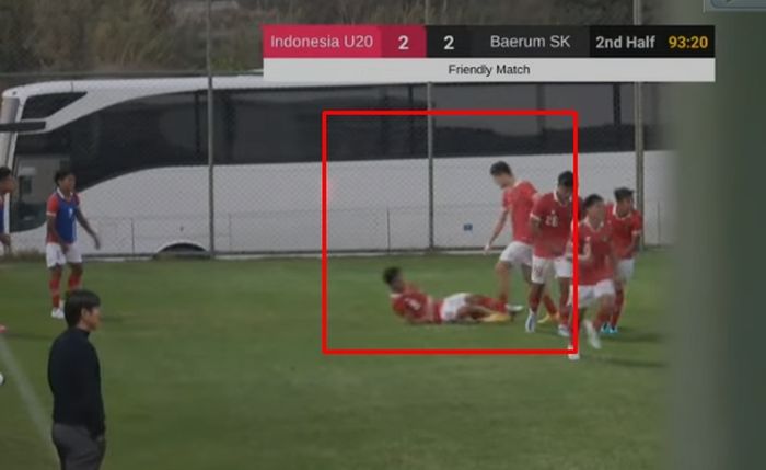 Justin Hubner membuat Dzaky Asraf terjengkang dalam laga timnas Indonesia U-20 vs Baerum SK (11/11/2022). 