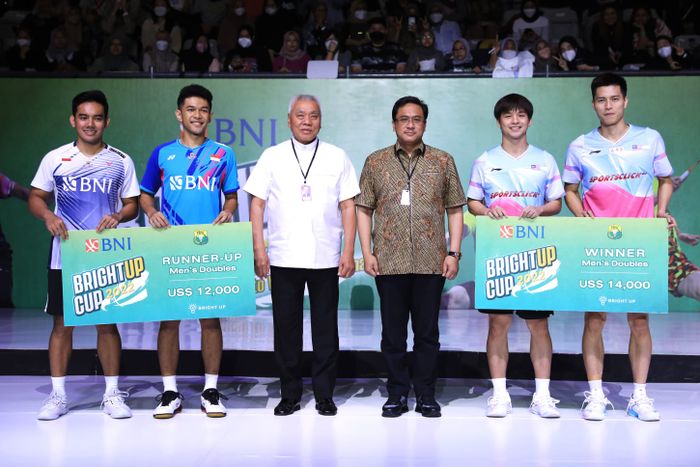 Pasangan ganda putra Indonesia, Fajar Alfian/Pramudya Kusumawardana, dan ganda putra Malaysia, Ong Yew Sin/Teo Ee Yi pada Brightup Cup 2022 di Tenis Indoor Senayan, Jakarta, Jumat, 11 November 2022