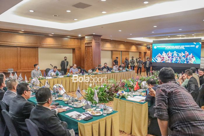 Suasana PSSI dan PT LIB (Liga Indonesia Baru) menjalani rapat bersama pemegang saham klub Liga 1 2022 di Hotel Sultan, Jakarta, 15 November 2022.