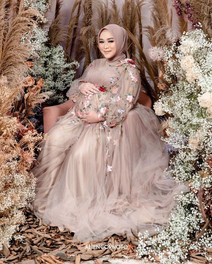 Syifa adik Ayu Ting Ting saat maternity shoot kenakan hijab