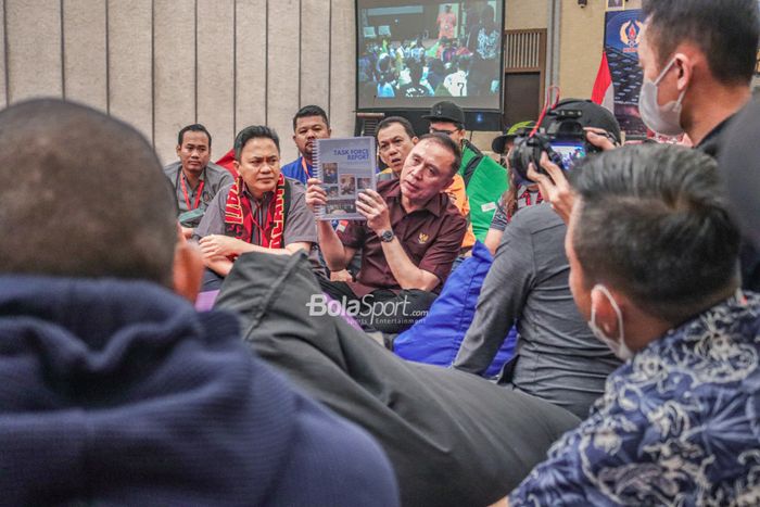 Ketua Umum PSSI, Mochamad Iriawan, tampak menunjukkan buku Task Force kepada para suporter Liga Indonesia saat diskusi di Hotel Aston Kartika, Grogol, Jakarta Barat, 16 November 2022.