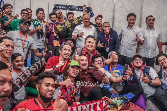 Ketua Umum PSSI, Mochamad Iriawan, sedang berfoto bersama dengan sejumlah suporter Liga Indonesia di Hotel Aston Kartika, Grogol, Jakarta Barat, 16 November 2022.