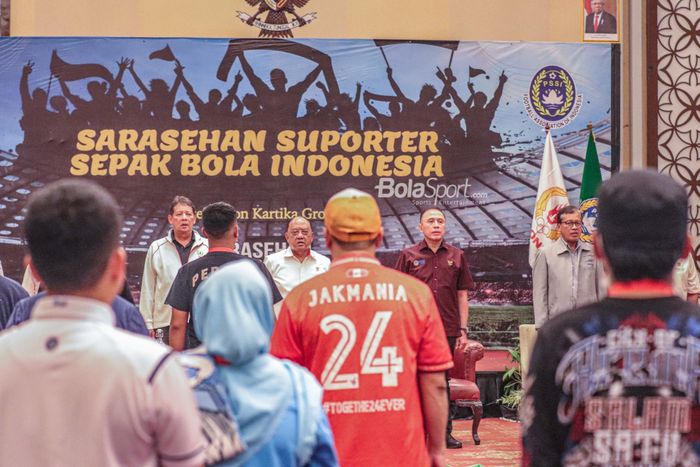 Ketua Umum PSSI, Mochamad Iriawan (kanan) dan Ketua KONI Pusat, Marciano Norman (kiri) dalam acara Sarasehan Suporter Sepak Bola Indonesia di Hotel Aston Kartika, Grogol, Jakarta Barat, 16 November 2022.