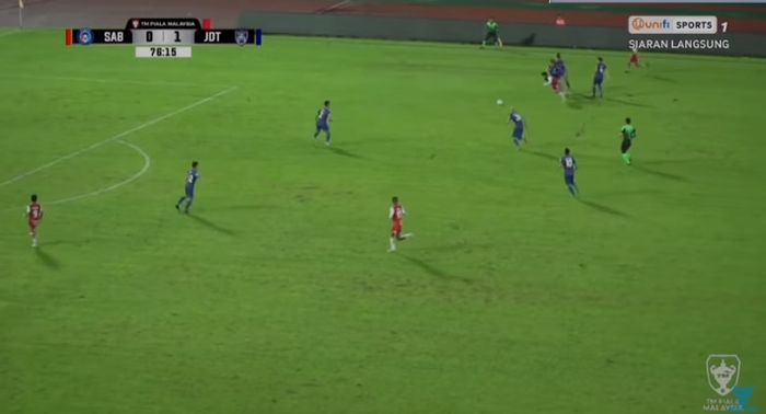 Saddil Ramdani lolos dari kepungan tiga pemain dalam laga Sabah FC kontra Johor Darul Takzim di Piala Malaysia 2022 (15/11/2022). 